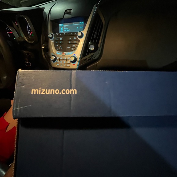 Brand new mizuno volleyball shoes - Picture 3 of 7